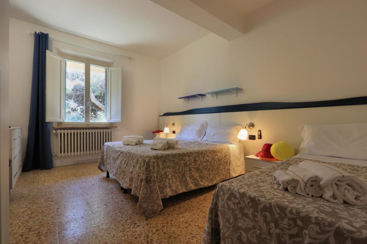 Bed & Parking Cecina Rooms マリーナ・ディ・チェーチナ エクステリア 写真