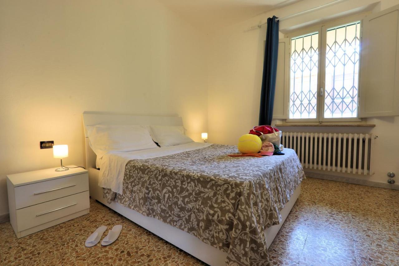Bed & Parking Cecina Rooms マリーナ・ディ・チェーチナ エクステリア 写真