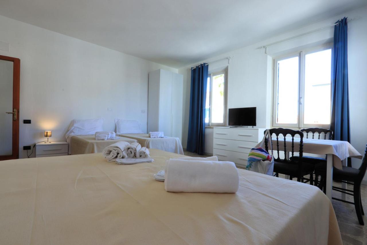 Bed & Parking Cecina Rooms マリーナ・ディ・チェーチナ エクステリア 写真